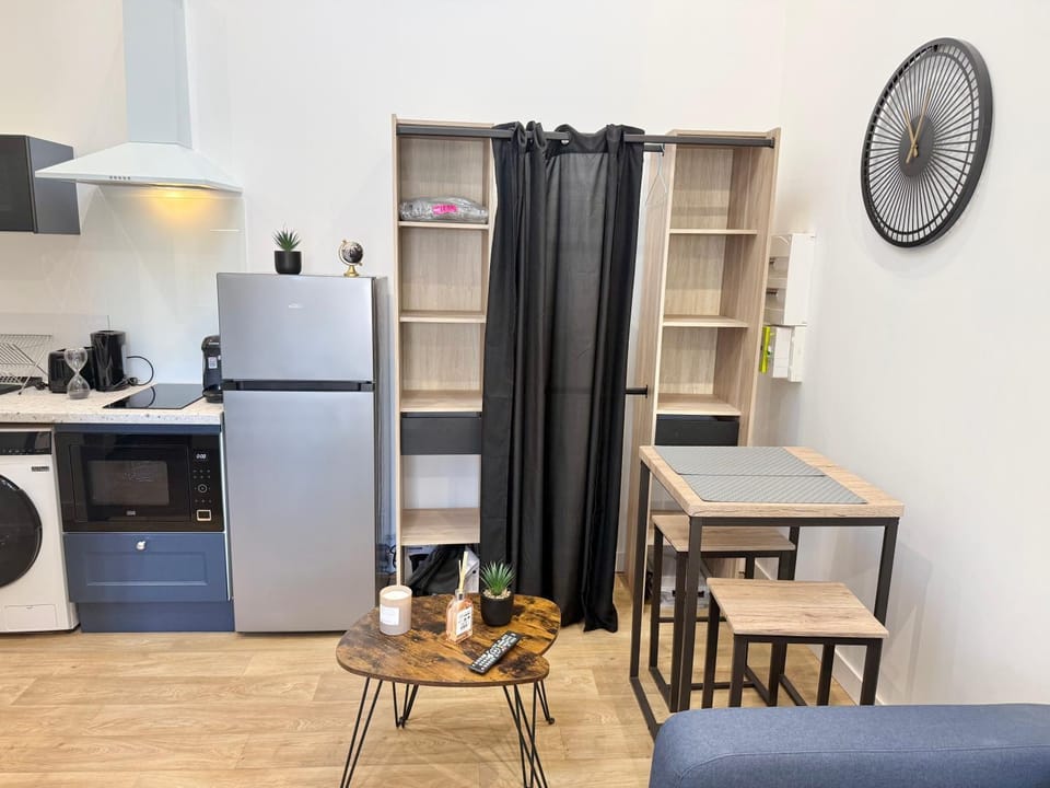 Kitchen or kitchenette, Dining area, toaster