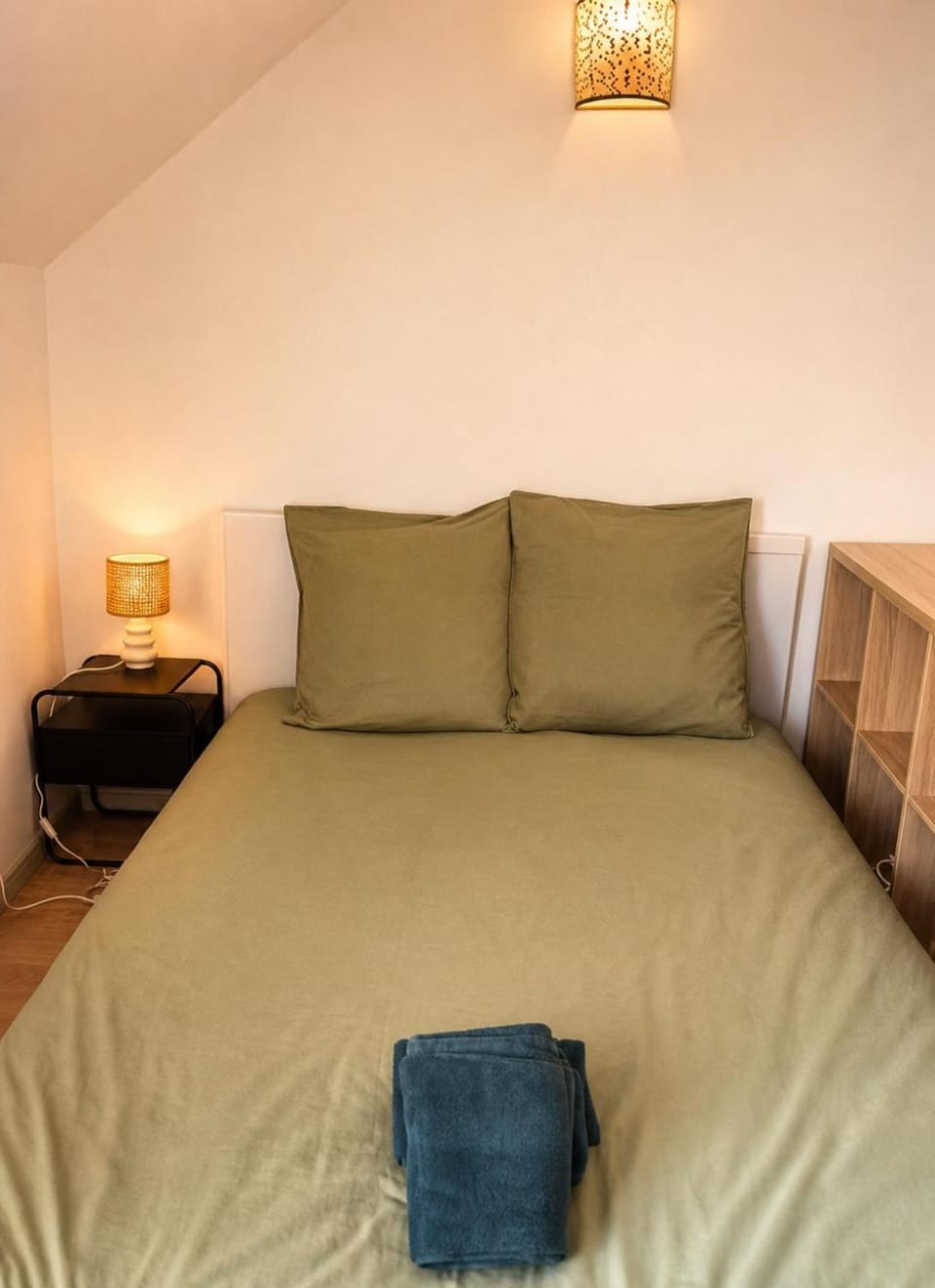 Bed, Bedroom, towels