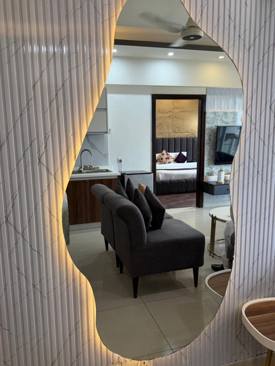 Bed, TV and multimedia, Kitchen or kitchenette, Living room, Photo of the whole room, Seating area, Dining area, Bedroom, hair dresser