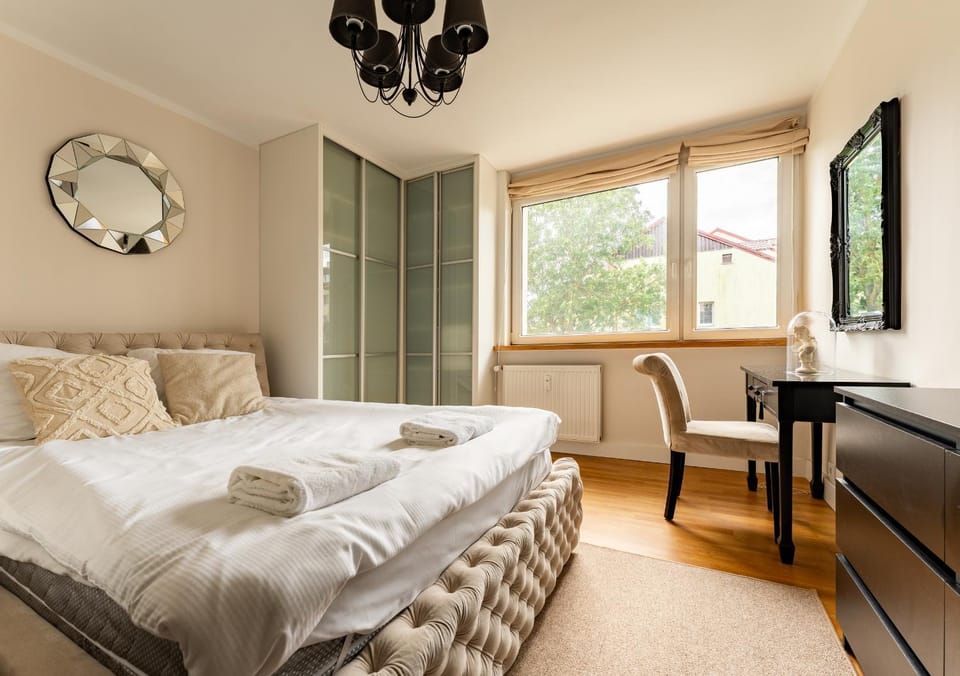 Bed, Photo of the whole room, Seating area, Bedroom