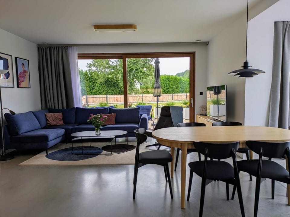 Communal lounge/ TV room, Balcony/Terrace, Living room, Seating area, Dining area