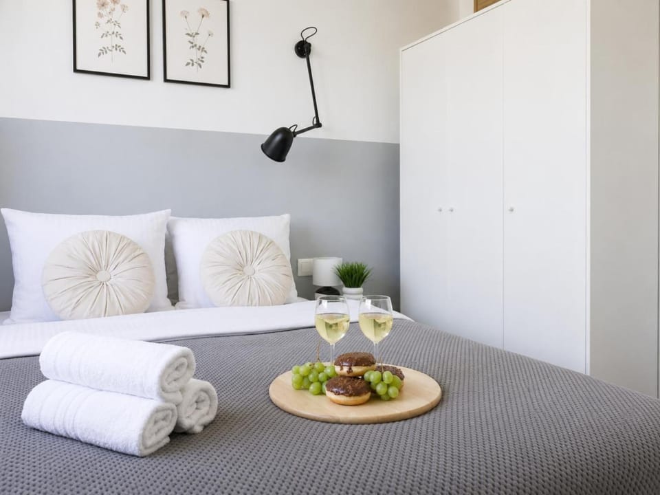 Bed, Photo of the whole room, Bedroom, towels