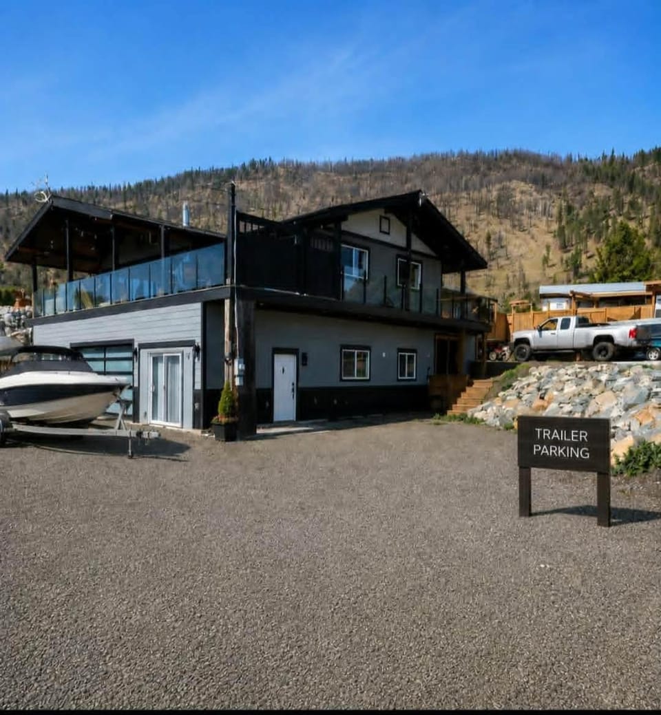 casa loma Okanagan Hideaway, Lake views & Outdoor Adventures House in British Columbia