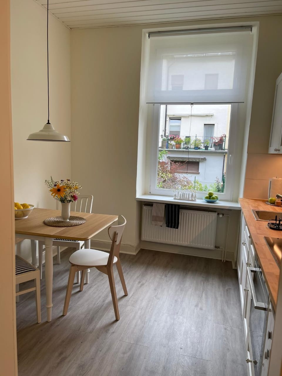Kitchen or kitchenette, Dining area