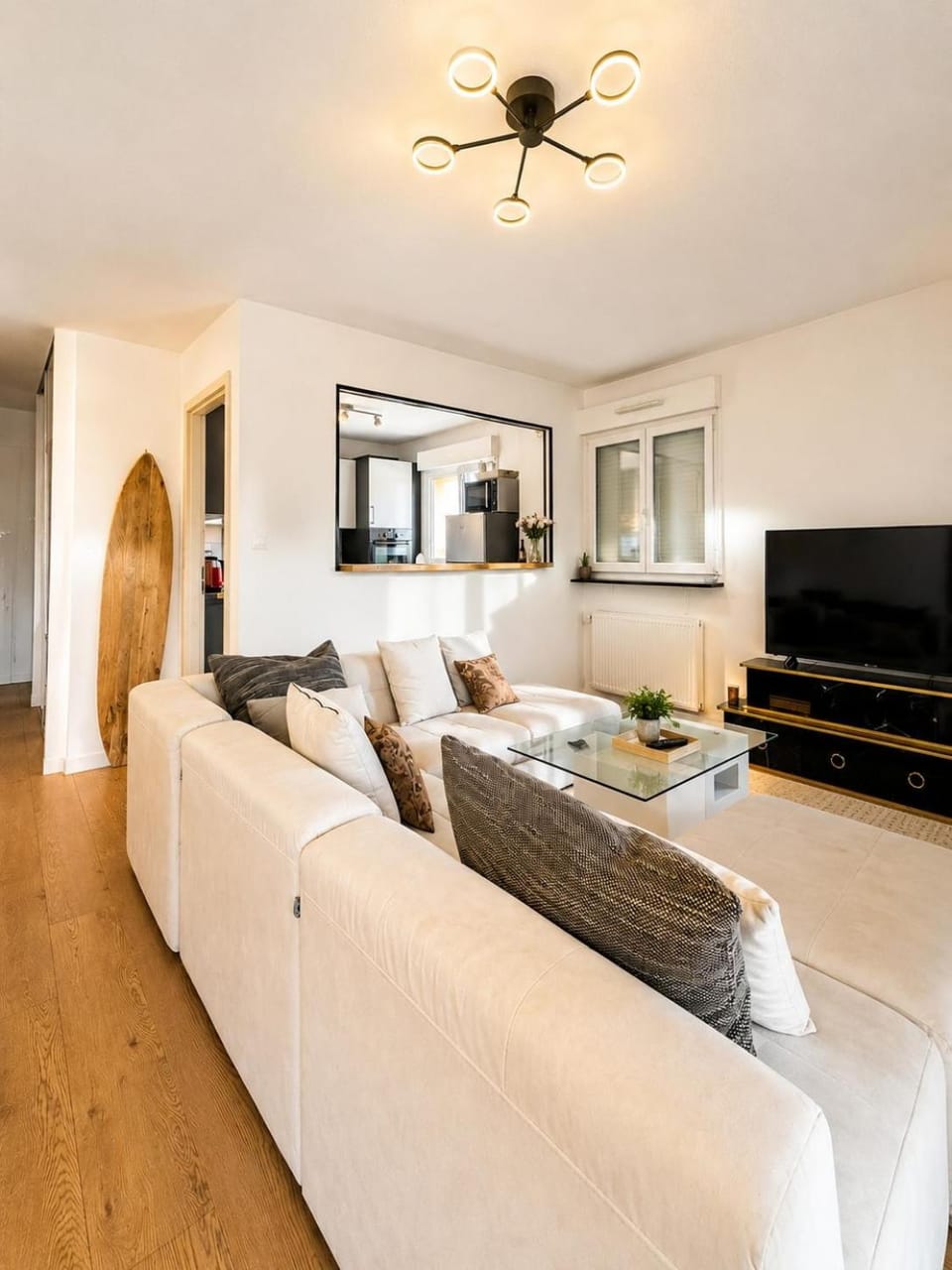 Stylish 2- Bedroom Apartment - Terrace - Free Parking -5min Basel Airport Apartment in Saint-Louis