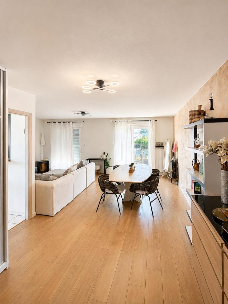 Stylish 2- Bedroom Apartment - Terrace - Free Parking -5min Basel Airport Apartment in Saint-Louis