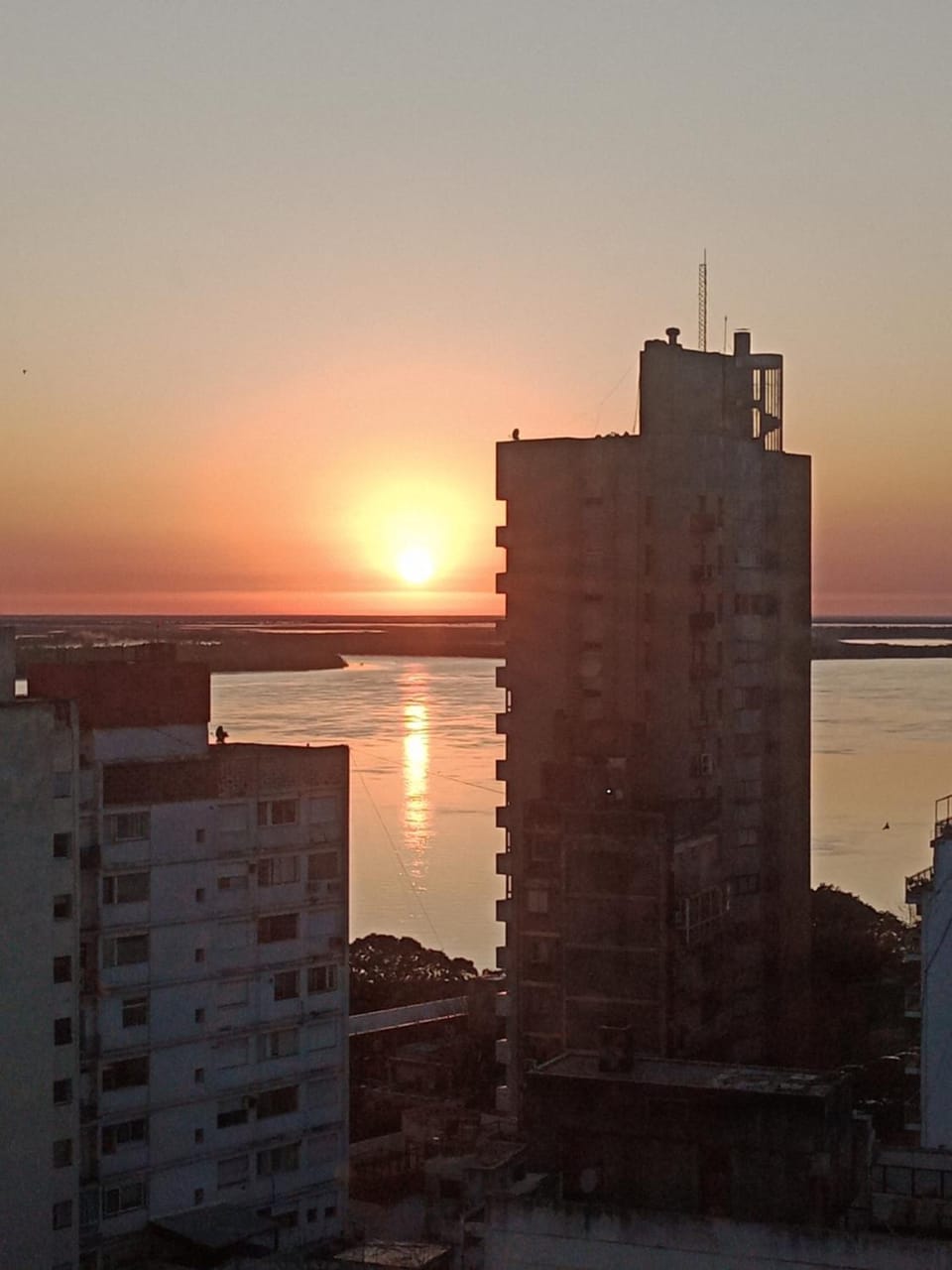 Con vista al Río Paraná, a cuadras del Monumento a la Bandera! ALOJAMIENTOS ROSARIO! Apartment in Rosario