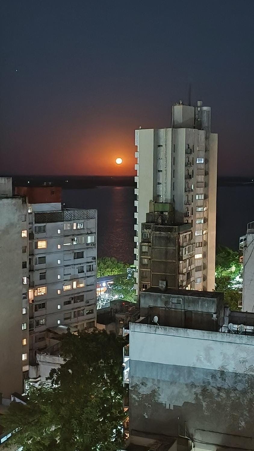 Con vista al Río Paraná, a cuadras del Monumento a la Bandera! ALOJAMIENTOS ROSARIO! Apartment in Rosario