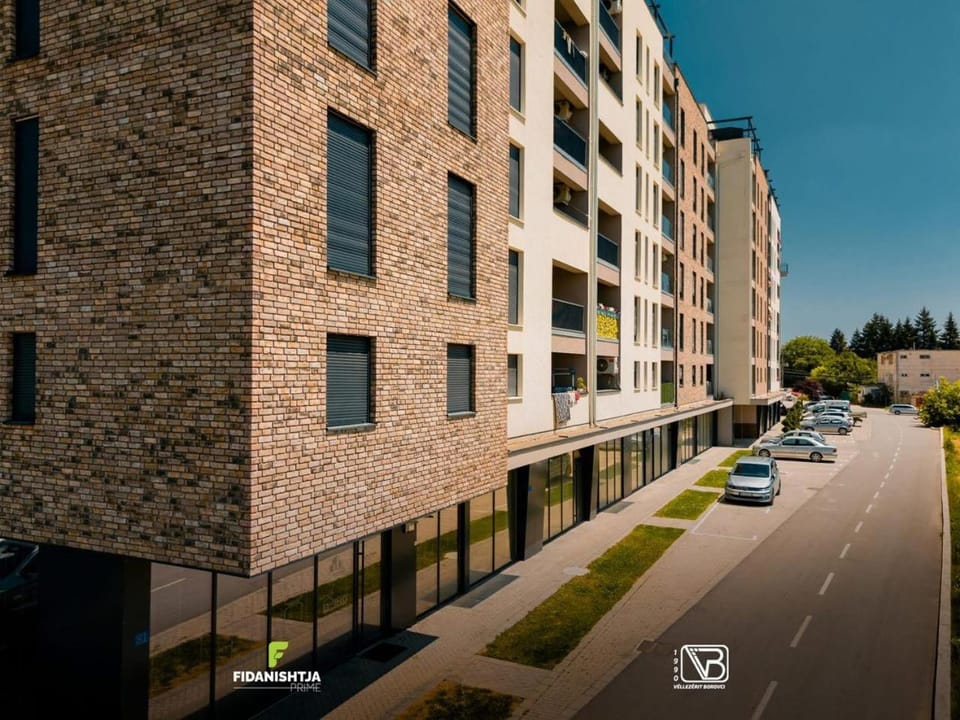 Property building, Restaurant/places to eat, Off site, On-site shops, Food and drinks, On site, Area and facilities, Location, Parking