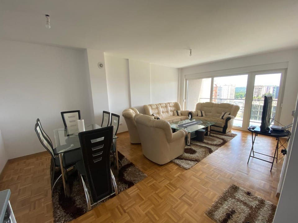 TV and multimedia, Living room, Seating area, Dining area