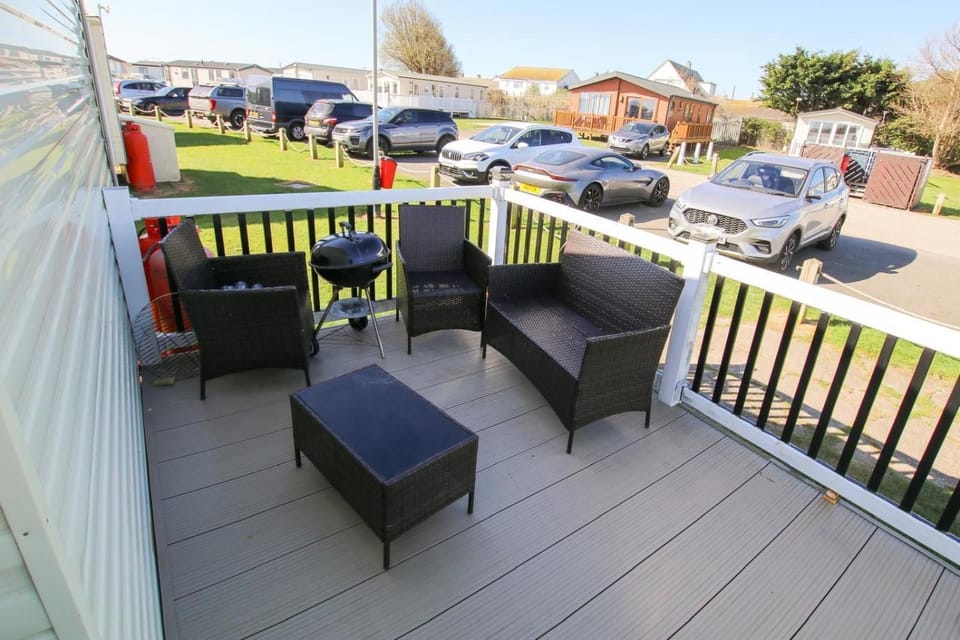 Patio, Day, Balcony/Terrace, Seating area