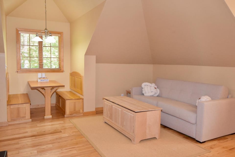 Dock Access! Charming Lake Champlain Carriage Home Apartment in Lake Champlain