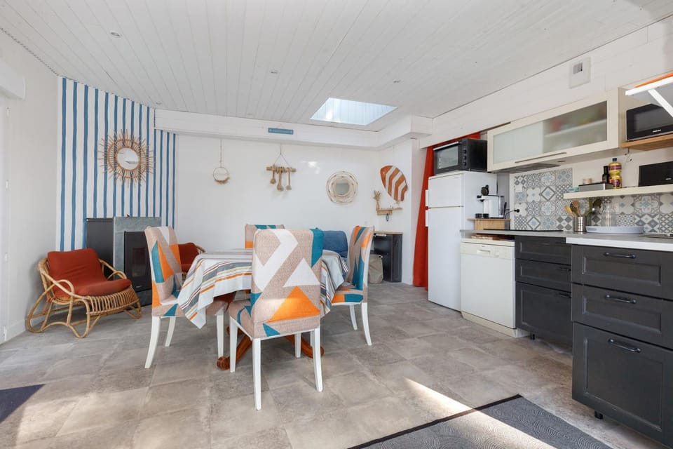 Property building, Kitchen or kitchenette, Living room