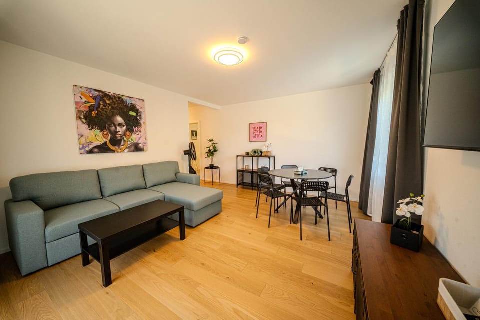 TV and multimedia, Living room, Seating area, Dining area