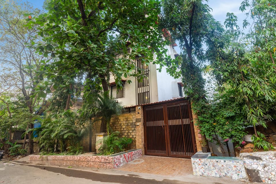 Property building, Facade/entrance, Day