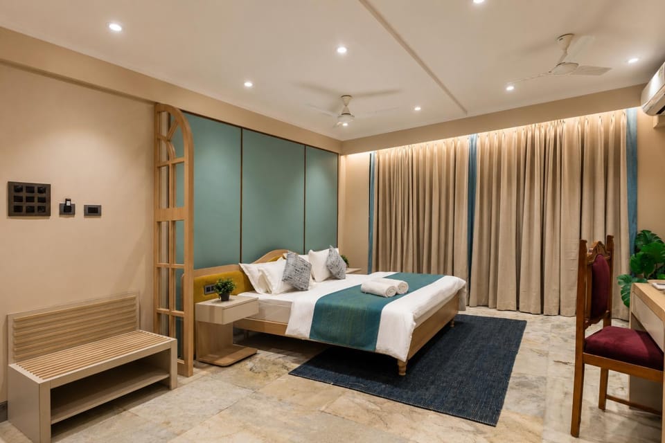 Bed, Photo of the whole room, Seating area, Bedroom