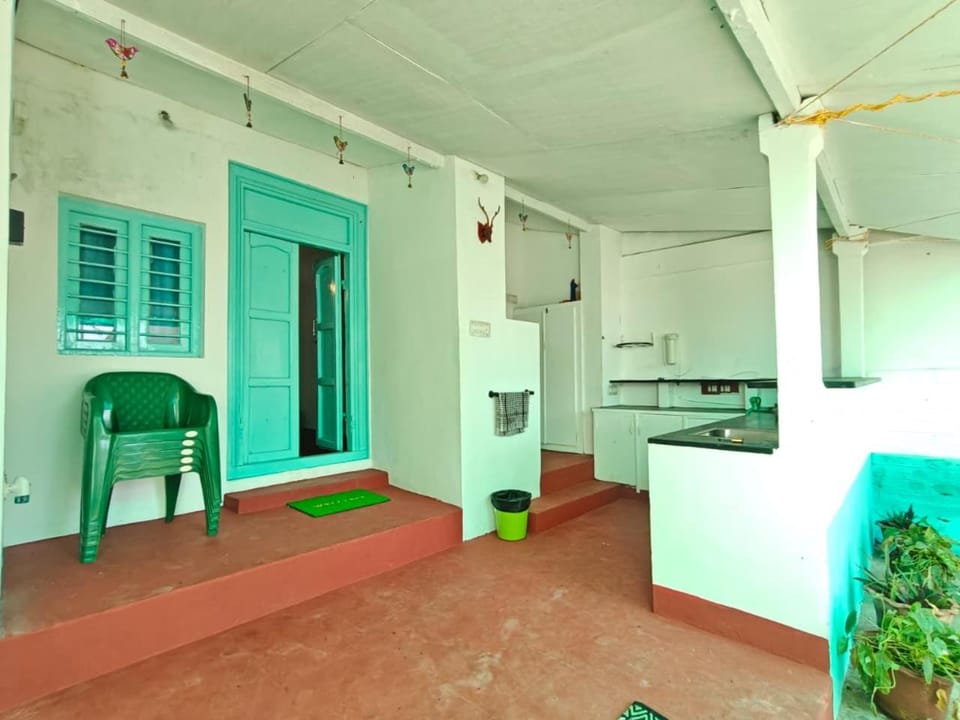 Facade/entrance, kitchen