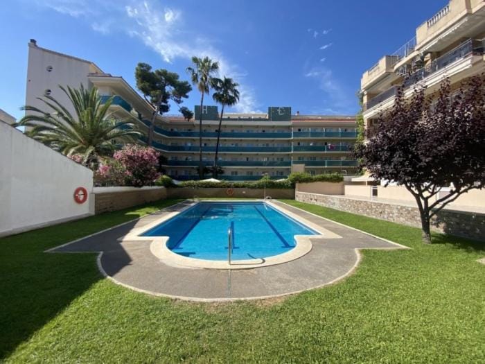 R123 Apartamento con parking + piscina Apartment in Calafell