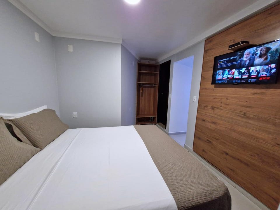 Bed, TV and multimedia, Photo of the whole room, Bedroom