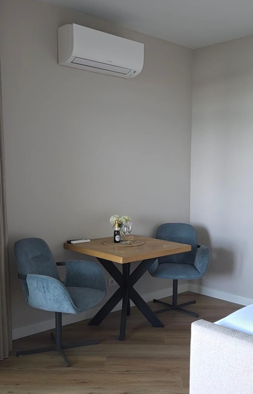 Seating area, Dining area, air conditioner
