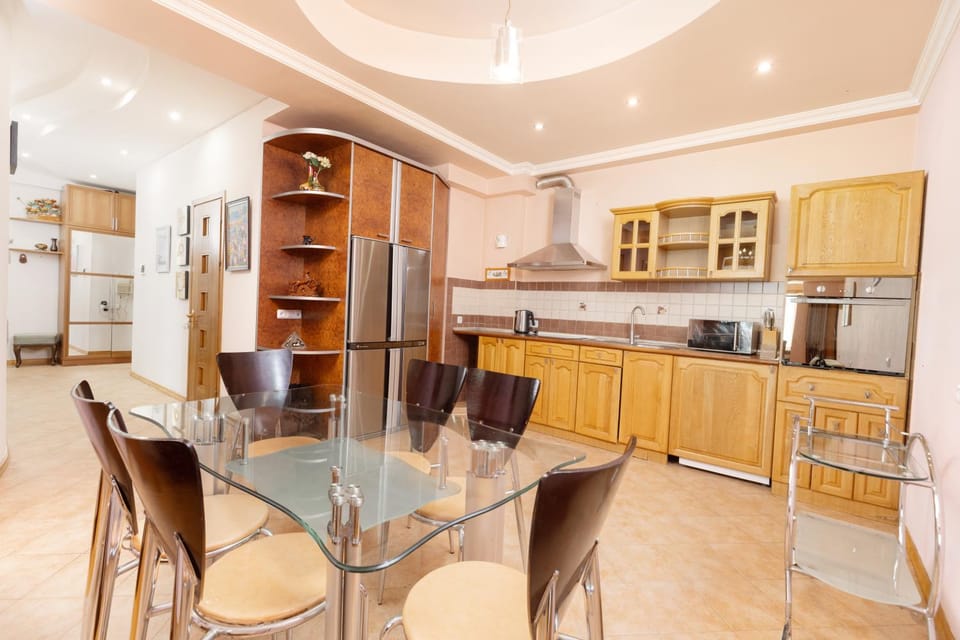 Dining area, kitchen