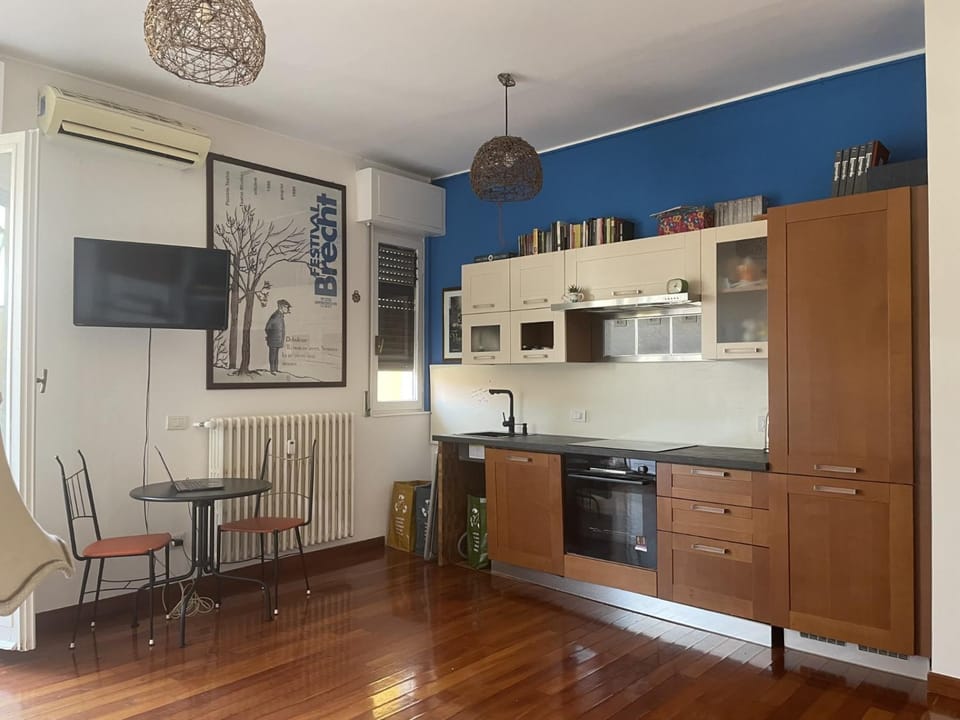 Kitchen or kitchenette, dishwasher, oven, toaster