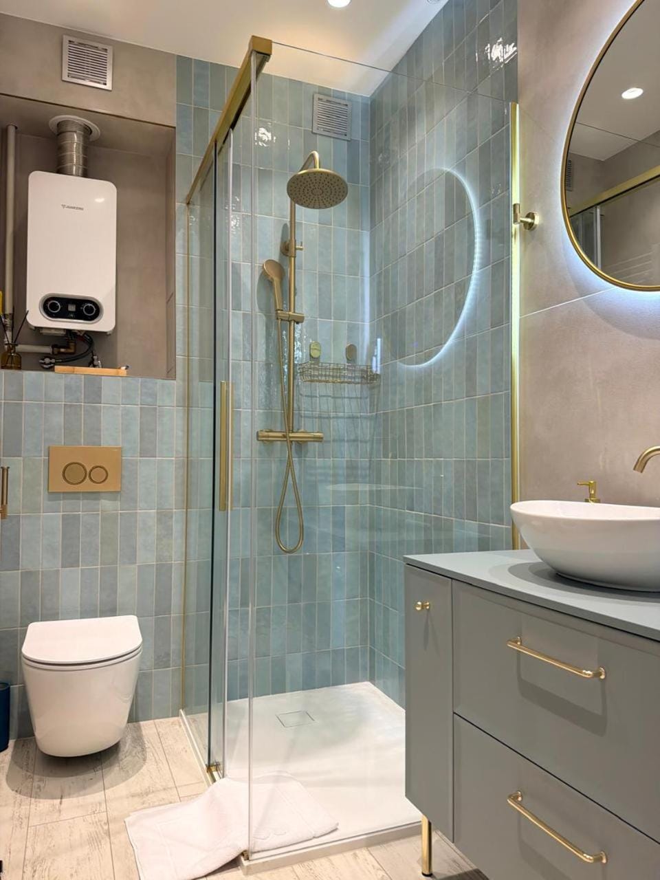 Shower, Toilet