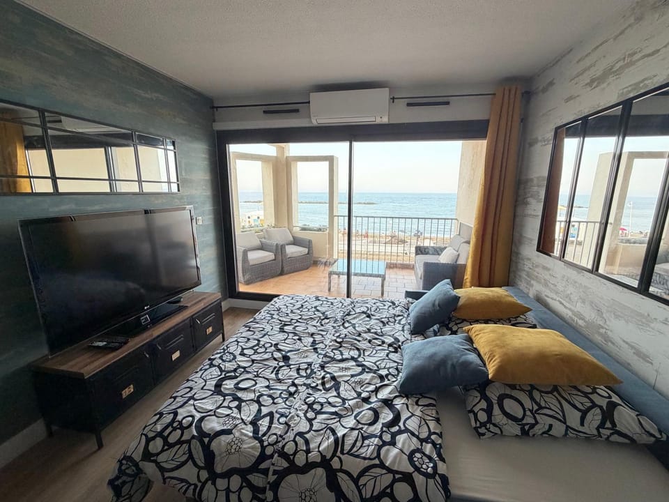 Bed, Natural landscape, TV and multimedia, Living room, Photo of the whole room, Bedroom, Sea view