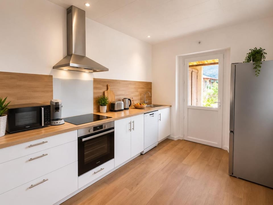 Coffee/tea facilities, Kitchen or kitchenette, dishwasher, stove, toaster