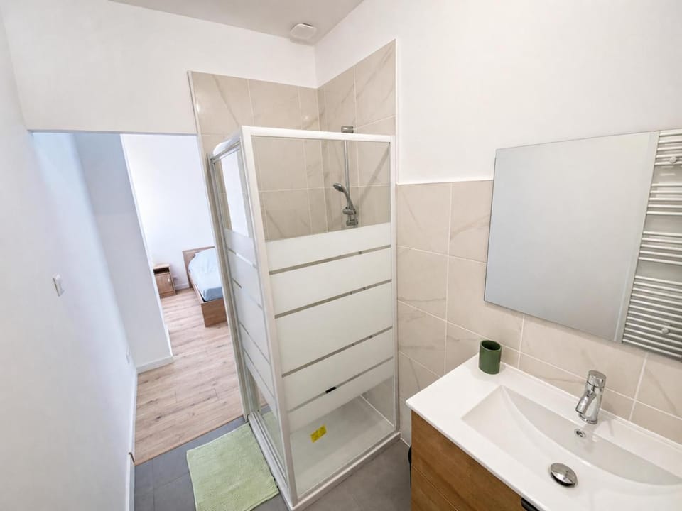 Shower, Bathroom, towels