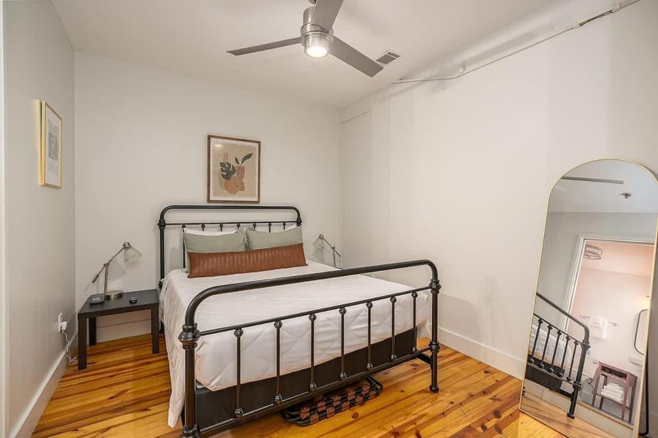 Downtown Boho Loft on Broughton St -Bikes Included House in Savannah