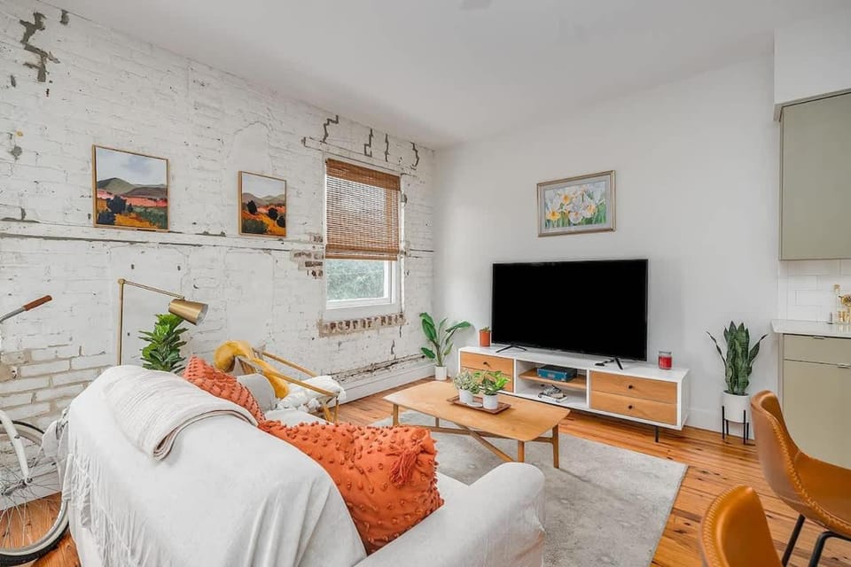 Downtown Boho Loft on Broughton St -Bikes Included House in Savannah
