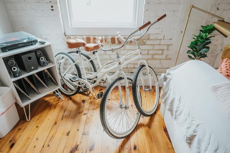 Downtown Boho Loft on Broughton St -Bikes Included House in Savannah
