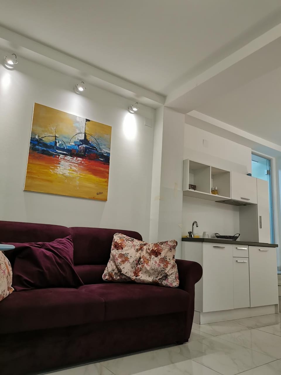 Kitchen or kitchenette, minibar