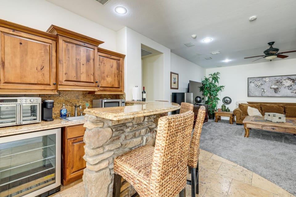 3 Mi to Dtwn Gilbert! Apt w/ Shared Poolside Oasis Apartment in Gilbert