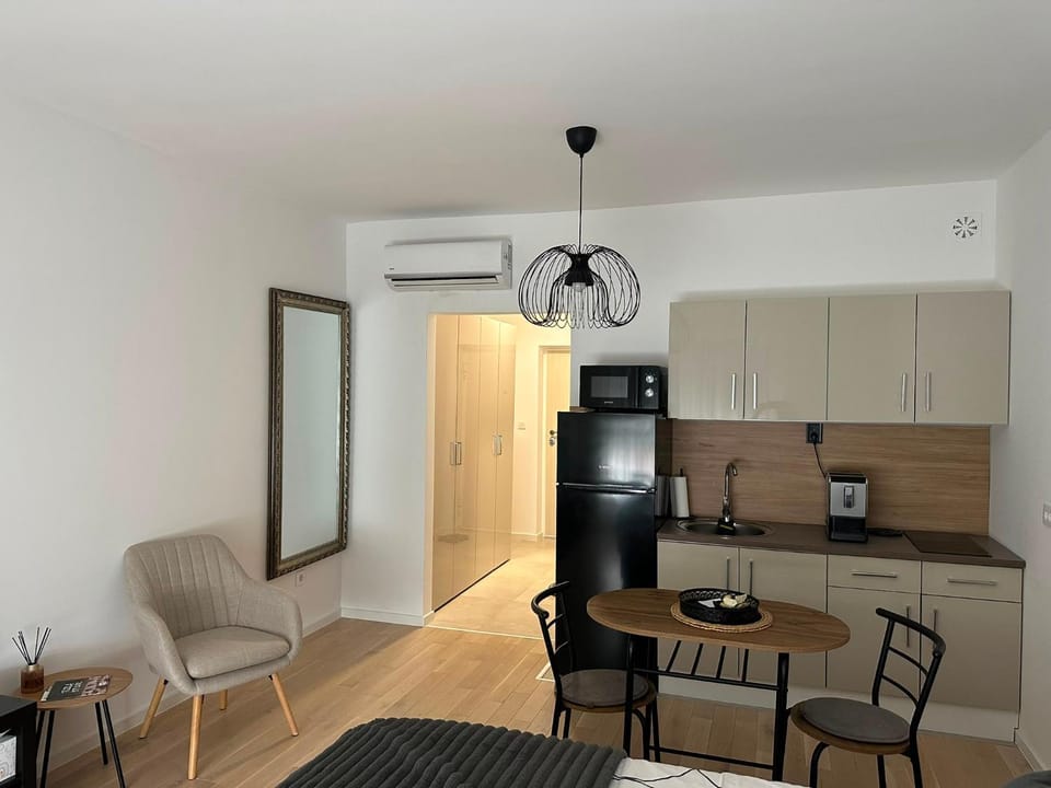Coffee/tea facilities, Kitchen or kitchenette, Seating area, Dining area, kitchen, air conditioner