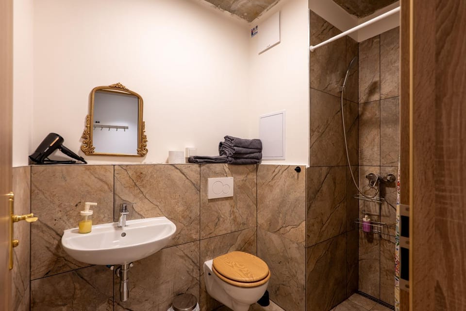 Brand New studio apartment #15 near center with FREE street parking Apartment in Prague