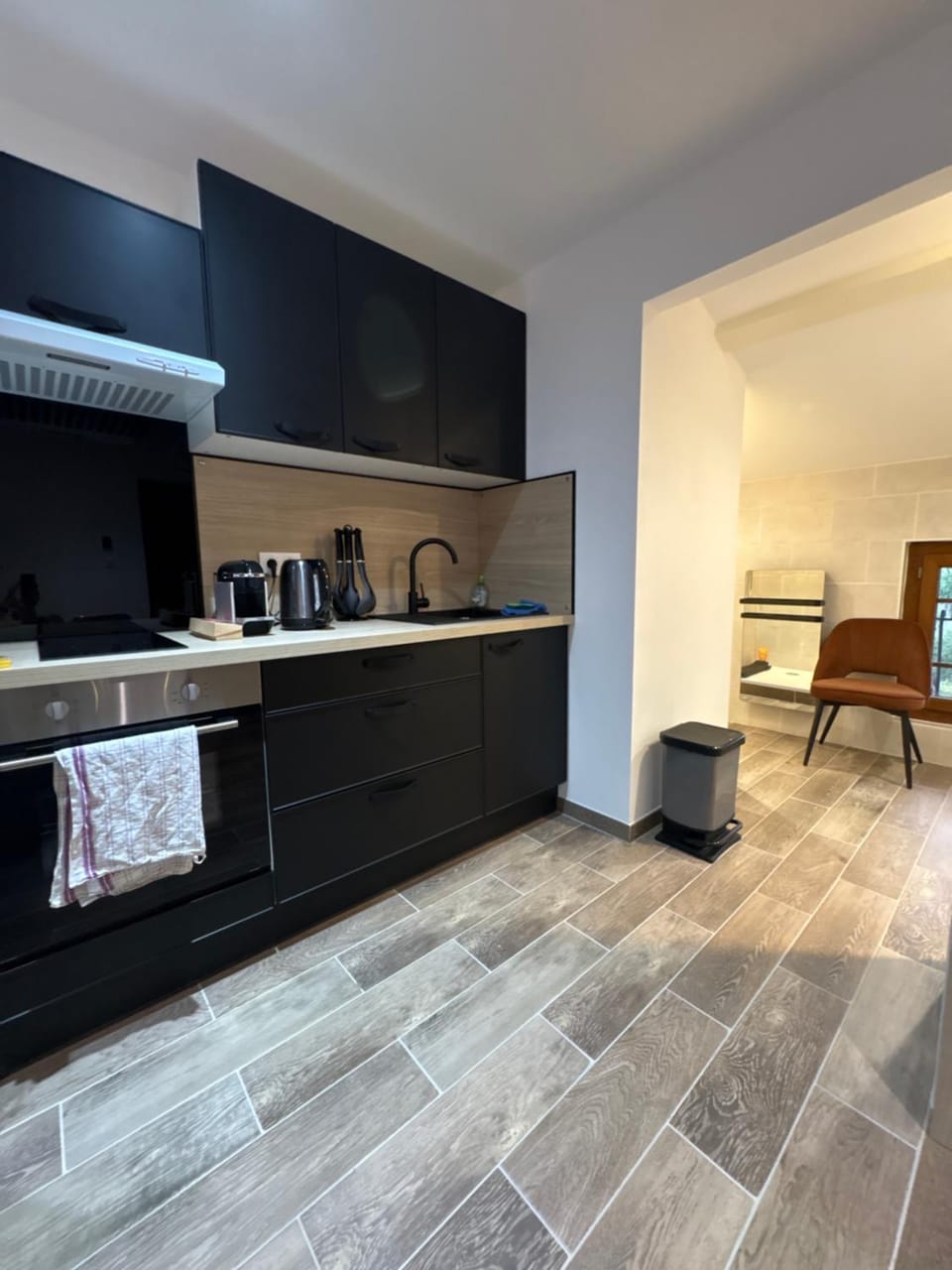 Coffee/tea facilities, Kitchen or kitchenette, Dining area, stove, toaster