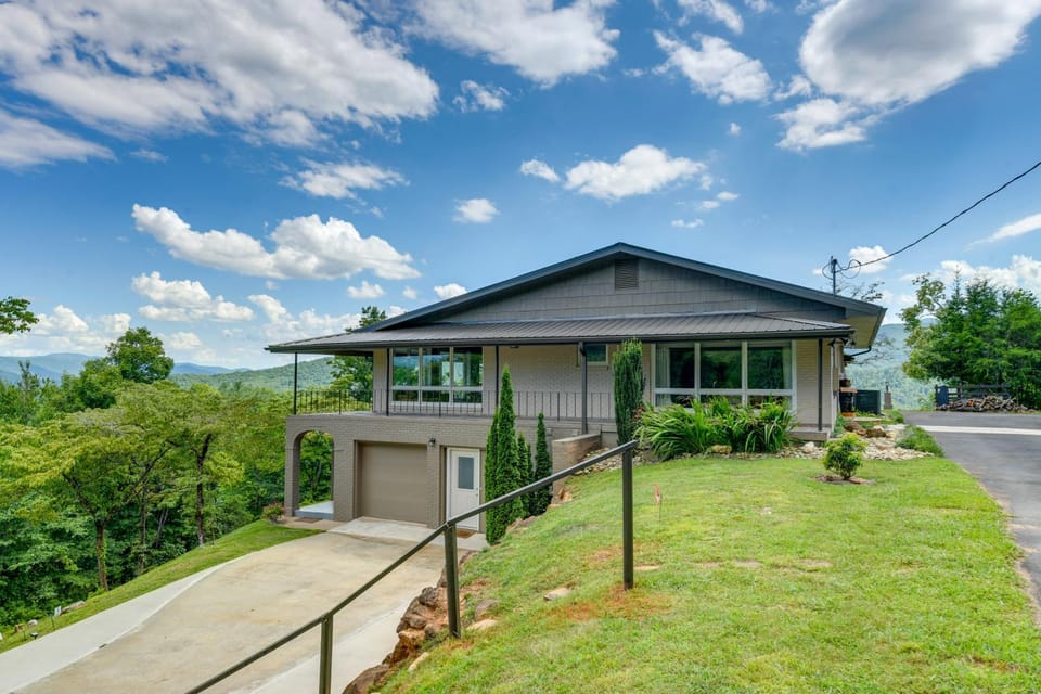 32-Acre Escape w/ Trails & Games! Gateway to GSMNP House in Tennessee