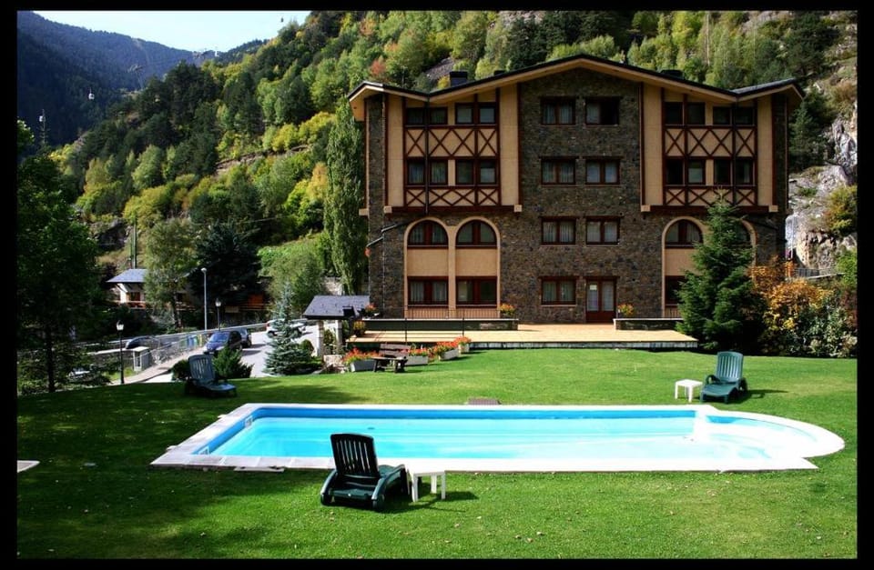 Property building, Garden, Swimming pool