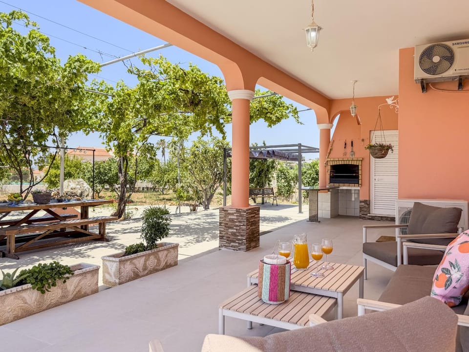 #373 Charming 3BR Villa with Spacious Garden & BBQ House in Guia