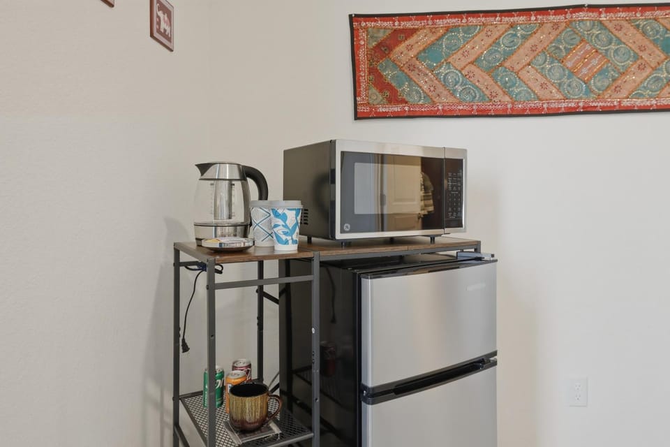 Elk Cove• Couple's Basecamp home House in Elk Grove