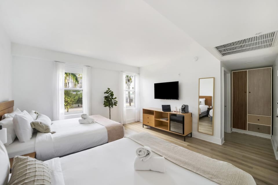 Bed, TV and multimedia, Photo of the whole room, towels, wardrobe, air conditioner