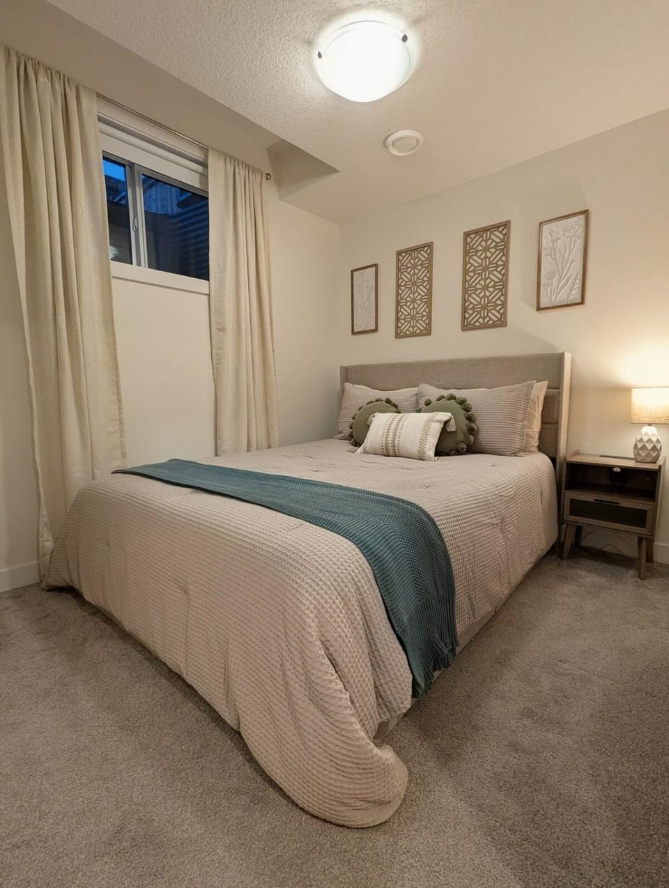 Modern 2BR Calgary Suite AC Self Check-In Apartment in Calgary