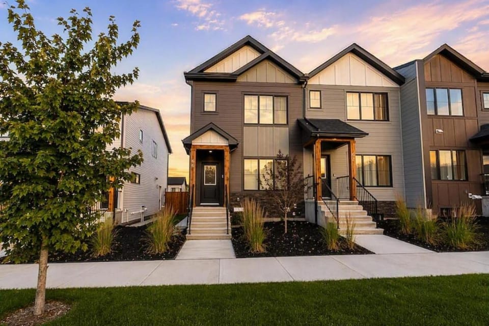 Modern 2BR Calgary Suite AC Self Check-In Apartment in Calgary