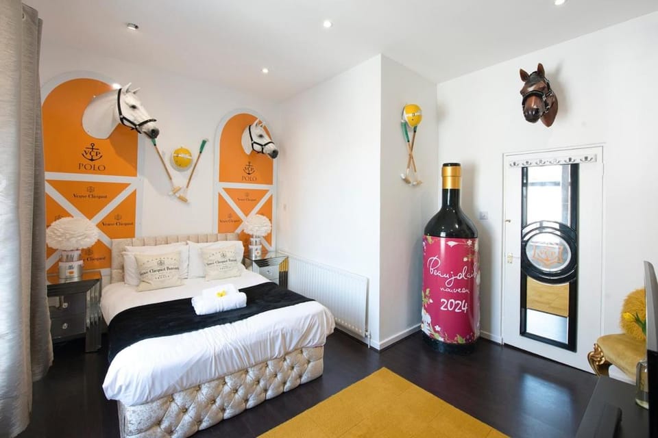Champagne Suite Glam 2-Bedroom, Sleeps 4 Porthcawl Apartment in Porthcawl