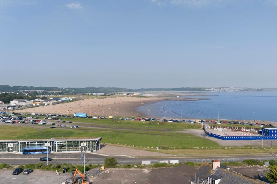 Champagne Suite Glam 2-Bedroom, Sleeps 4 Porthcawl Apartment in Porthcawl