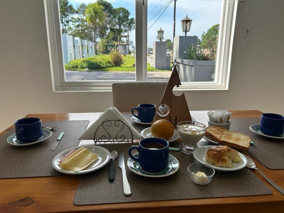 Restaurant/places to eat, Breakfast, Continental breakfast