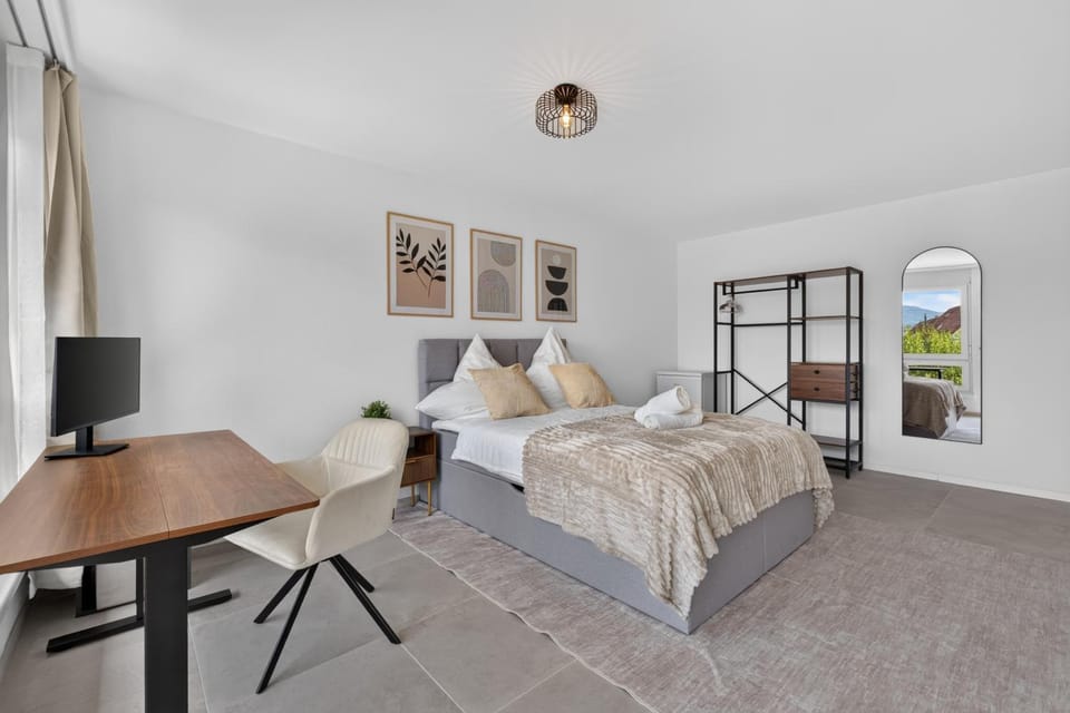 TV and multimedia, Photo of the whole room, Bedroom