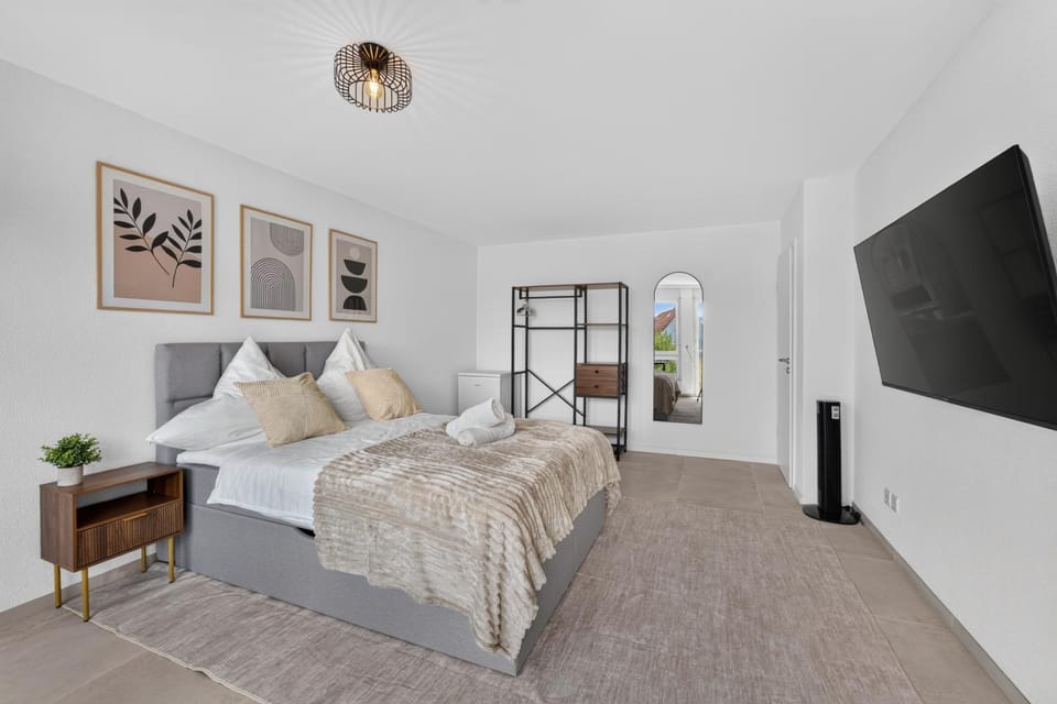 Bed, TV and multimedia, Photo of the whole room, Bedroom
